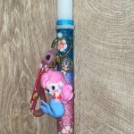 Λευκή στρογγυλή λαμπάδα με γοργόνα με ροζ μαλλιά