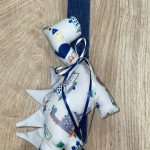 Μπλε πλακέ λαμπάδα με υφασμάτινο δεινοσαυράκι