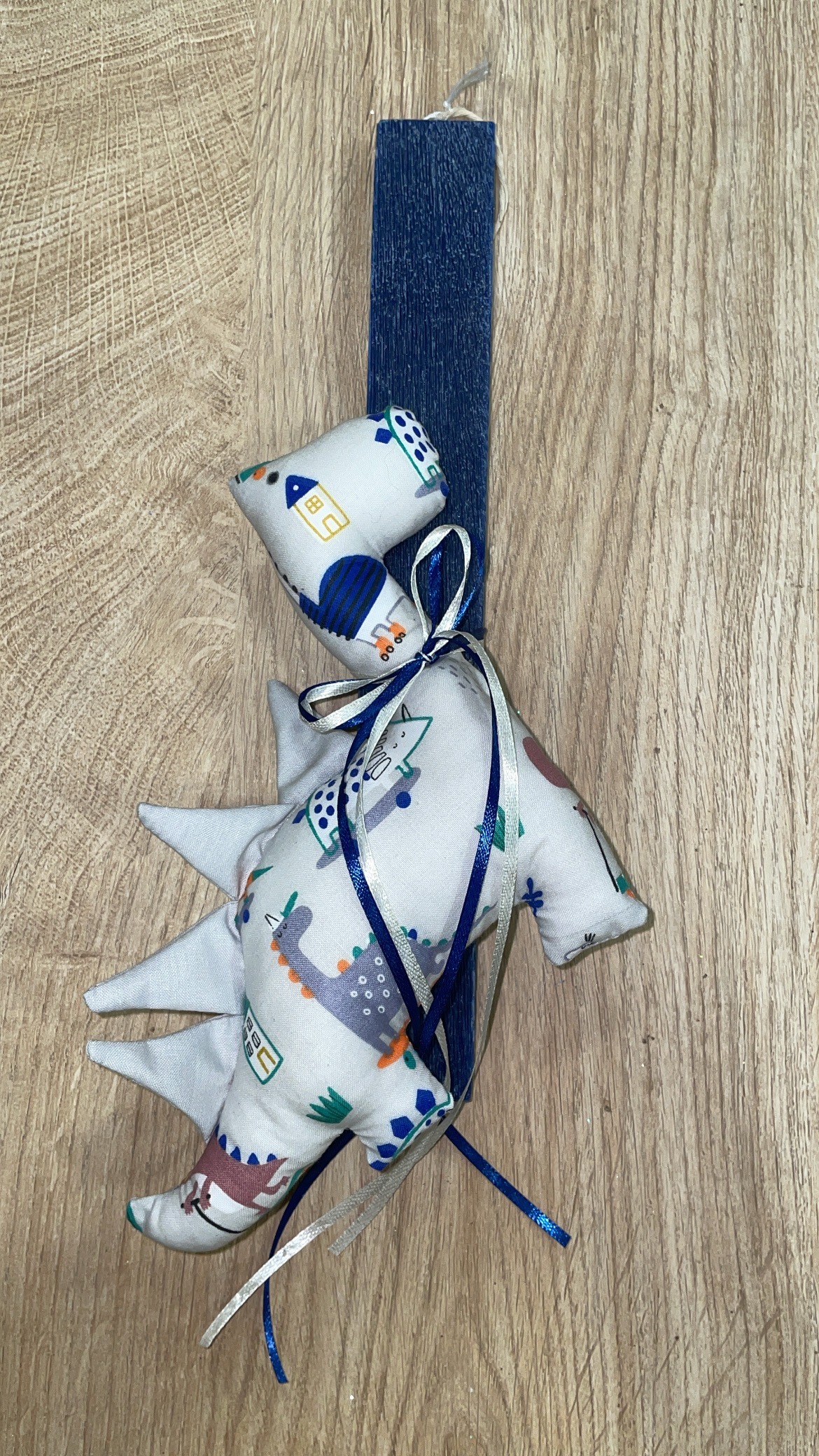 A93D1AFA-233B-41B1-A94B-9EFD31FB02AA Μπλε πλακέ λαμπάδα με υφασμάτινο δεινοσαυράκι - Image 1