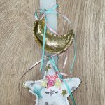 Λευκή πλακέ λαμπάδα με υφασμάτινο αστέρι και φεγγάρι