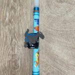 Λευκή στρογγυλή λαμπάδα με μαγνητικό βραχιολάκι με γκρι δεινοσαυράκι