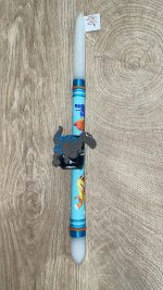 Λευκή στρογγυλή λαμπάδα με μαγνητικό βραχιολάκι με γκρι δεινοσαυράκι