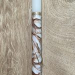 Λευκή στρογγυλή λαμπάδα με χρυσή αλυσίδα ποδιού