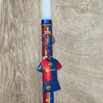 Λευκή στρογγυλή λαμπάδα με μπρελόκ φανέλα Barcelona