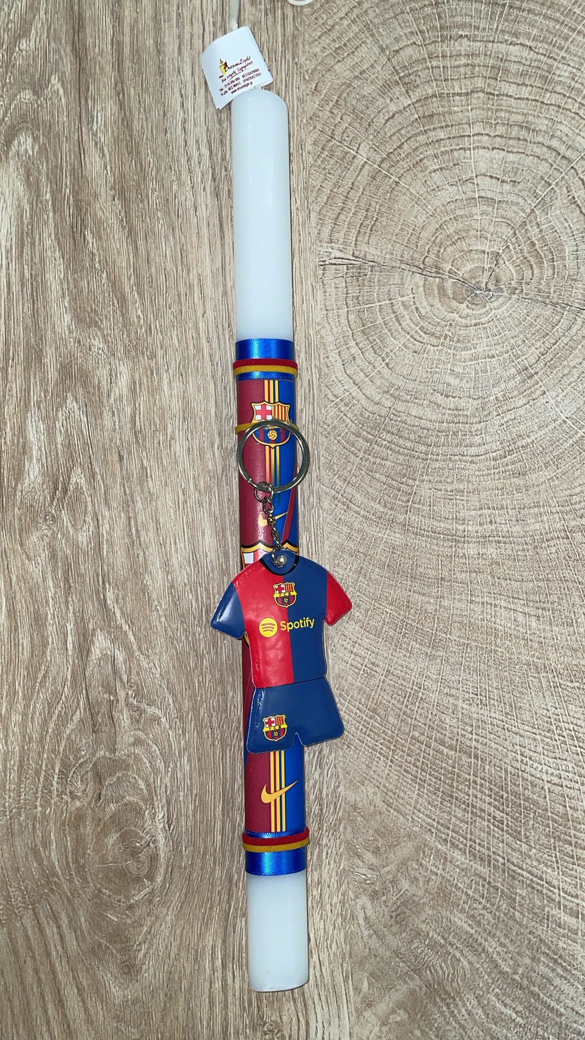 B3DE1D6A-3730-4CF7-BEF8-E252B8676F03 Λευκή στρογγυλή λαμπάδα με μπρελόκ φανέλα Barcelona - Image 1