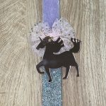 Μωβ πλακέ λαμπάδα με πλεξιγκλάς ροζ καθρεφτάκι μονόκερο