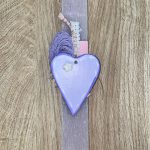 Μωβ πλακέ λαμπάδα με μωβ κεραμική καρδιά