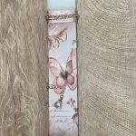 Λευκή πλακέ λαμπάδα με κολιέ με πέρλα