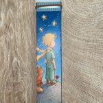 Λευκή πλακέ λαμπάδα με Μικρό Πρίγκηπα