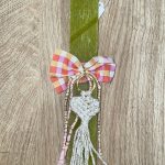 Λαχανί πλακέ λαμπάδα με εκρού μακραμέ μπρελόκ