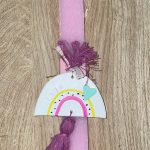 Ροζ πλακέ λαμπάδα με κεραμικό ουράνιο τόξο