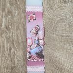 Λευκή πλακέ λαμπάδα με νεράϊδα με τρισδιάστατα φτερά