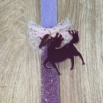 Μωβ πλακέ λαμπάδα με πλεξιγκλάς φούξια καθρεφτάκι μονόκερο