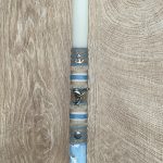 Λευκή στρογγυλή λαμπάδα με δελφίνια και άγκυρα