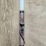 Λευκή στρογγυλή λαμπάδα με σταυρό και δερματίνη για τον λαιμό