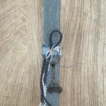 Γκρι πλακέ λαμπάδα με μεταλλικό μπρελόκ αυτοκίνητο