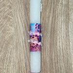 Λευκή στρογγυλή λαμπάδα με πον πον και καρδιές που κρέμονται