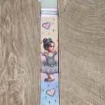 Λευκή πλακέ λαμπάδα με μικρή μπαλαρίνα