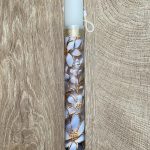 Λευκή στρογγυλή λαμπάδα με λευκά λουλούδια και χρυσό