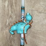 Λευκή στρογγυλή λαμπάδα με δεινοσαυράκι κουμπαρά