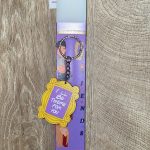 Λευκή πλακέ λαμπάδα με ''Τα φιλαράκια'' - Friends