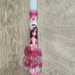 Λευκή στρογγυλή λαμπάδα με κοριτσάκι με κόκκινο φόρεμα