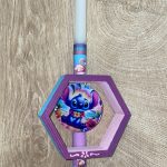 Λευκή στρογγυλή λαμπάδα με ξύλινο καδράκι με Stitch