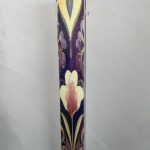 Πλακέ λευκή λαμπάδα με λουλούδι μωβ με λευκό