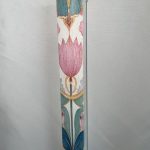 Πλακέ λευκή λαμπάδα με λουλούδι ροζ με μέντα