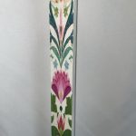 Πλακέ λευκή λαμπάδα με λουλούδι φούξια με μέντα και πράσινο