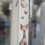 Πλακέ λευκή λαμπάδα με γατούλες - Α