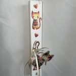 Πλακέ λευκή λαμπάδα με γατούλες και μαγνήτη γατούλα Β