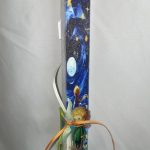 Πλακέ λευκή λαμπάδα με Μικρό Πρίγκηπα σε μινιατούρα plexiglass