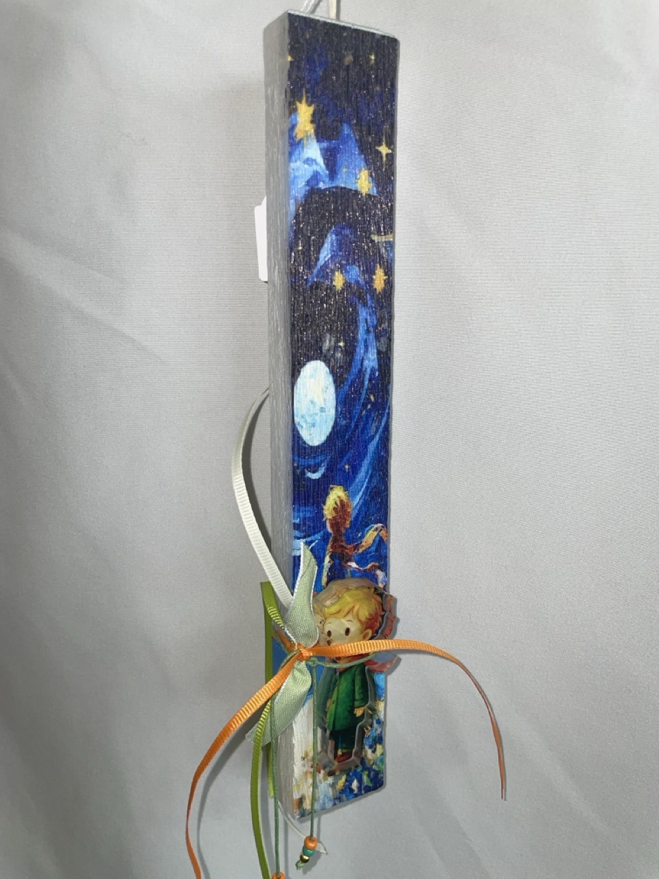 IMG_1243 – μεγάλη Πλακέ λευκή λαμπάδα με Μικρό Πρίγκηπα σε μινιατούρα plexiglass - Image 1