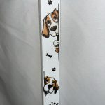 Πλακέ λευκή λαμπάδα με καφέ/λευκό σκυλάκι