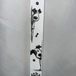 Πλακέ λευκή λαμπάδα με μαύρο/λευκό σκυλάκι