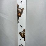 Πλακέ λευκή λαμπάδα με καφέ σκυλάκι