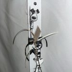 Πλακέ λευκή λαμπάδα με λευκό/μαύρο σκυλάκι και ίδιο μπρελόκ