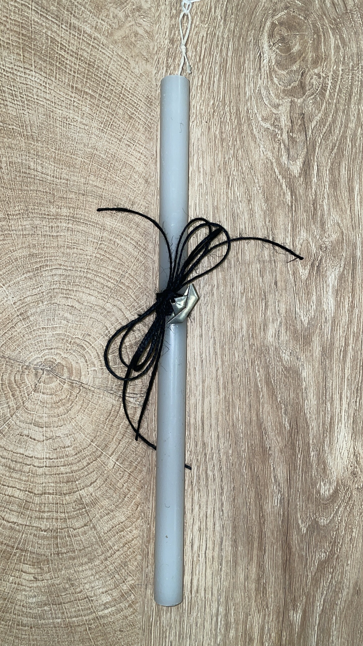 0178F8AA-70D6-4AC7-95D2-6049F41C36F6 Λευκή στρογγυλή λαμπάδα με μεταλλικό καραβάκι - Image 1