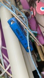 Λευκή τετράγωνη λαμπάδα με μπρελόκ κανονικό μπλε μέτρο ξύλινο - Image 2