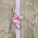 Ροζ τετράγωνη λαμπάδα με μεταλλικό πουλάκι πουά