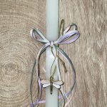 Λευκή τετράγωνη λαμπάδα με κρεμαστή λιβελούλα για τον λαιμό