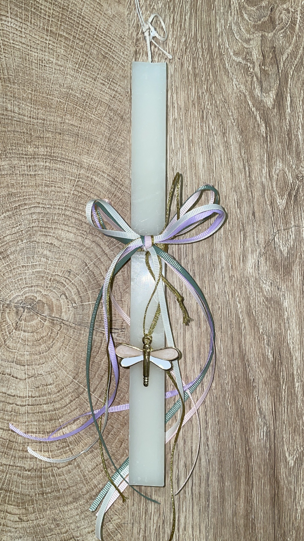 0D1EE68C-C62D-4092-905F-4EB4FE27627E Λευκή τετράγωνη λαμπάδα με κρεμαστή λιβελούλα για τον λαιμό - Image 1