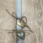 Λευκή τετράγωνη λαμπάδα με μεταλλικές καρδιές