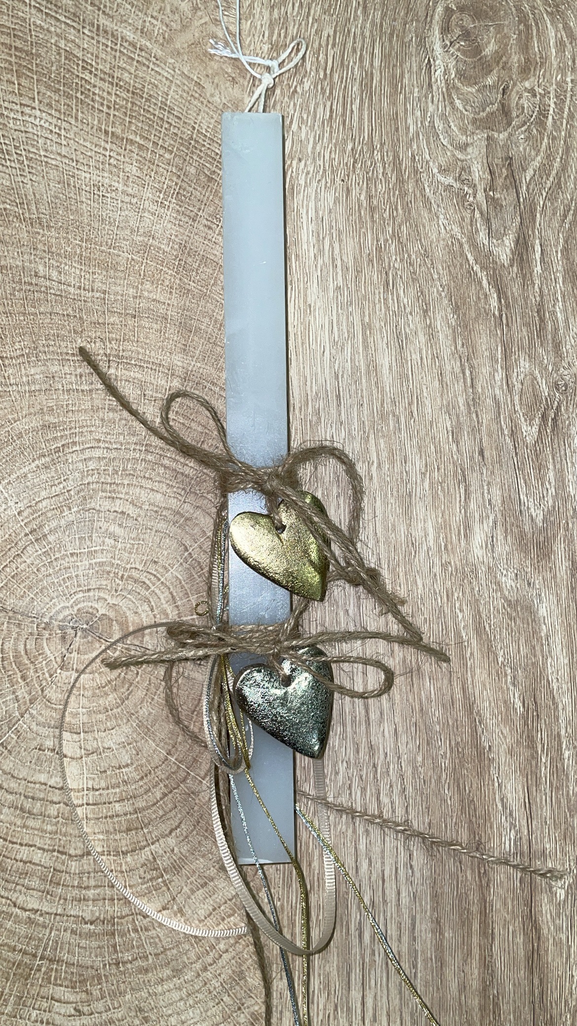 0EA4D64A-9610-4BA3-B45F-16EAD30195BA Λευκή τετράγωνη λαμπάδα με μεταλλικές καρδιές - Image 1