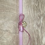 Τετράγωνη ροζ λαμπάδα με μεταλλικό λουλούδι