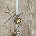 Λευκή στρογγυλή λαμπάδα με μεταλλικό λουλούδι και καρδιά