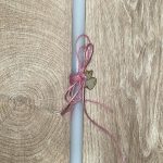 Λευκή στρογγυλή λαμπάδα με μεταλλικό λευκό κουνέλι