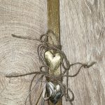 Χρυσή τετράγωνη λαμπάδα με μεταλλικές καρδιές