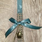 Πετρόλ τετράγωνη λαμπάδα με μεταλλική πασχαλίτσα